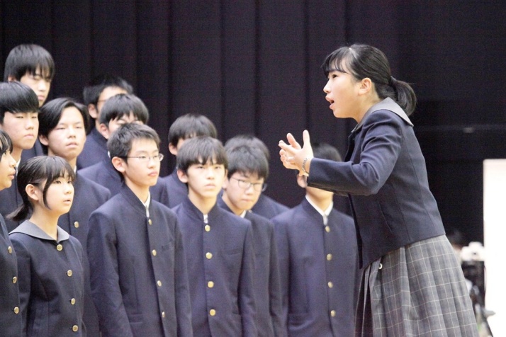 慶進中学校の合唱コンクールの様子