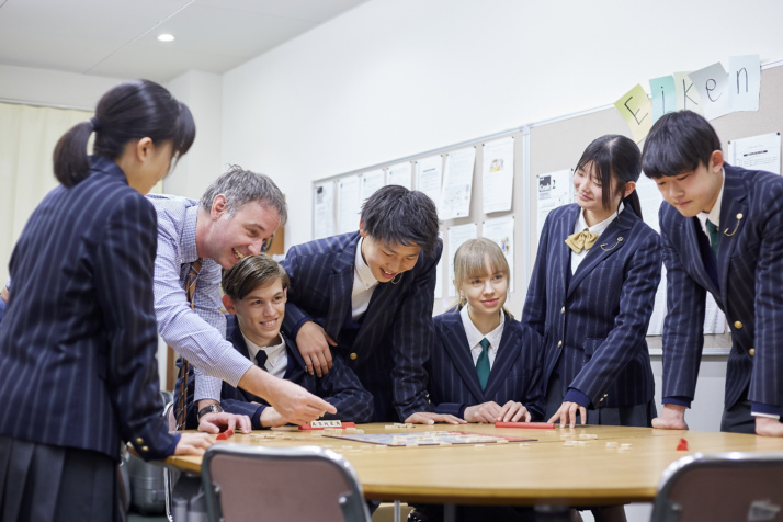 賢明学院中学高等学校の生徒が留学生とふれあうようす