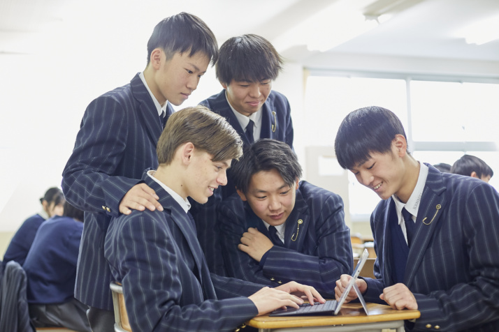 賢明学院中学高等学校の生徒が留学生とふれあうようす