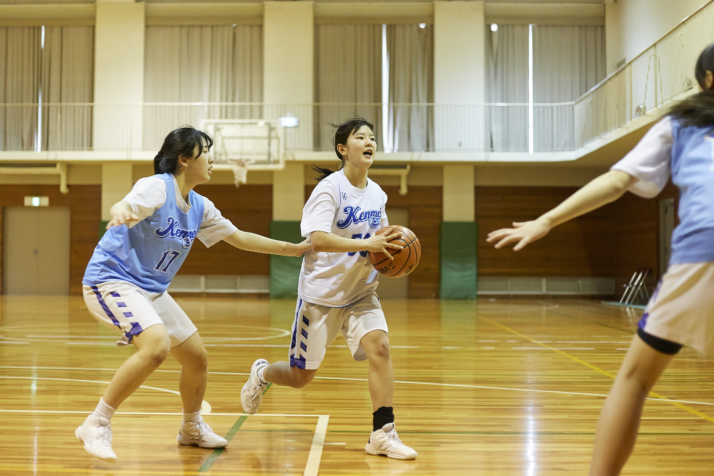 賢明学院中学高等学校の女子バスケ部の生徒が練習するようす