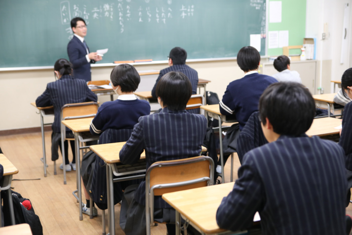 賢明学院中学高等学校の生徒が授業を受けるようす