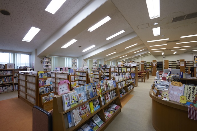 賢明学院中学高等学校の図書館