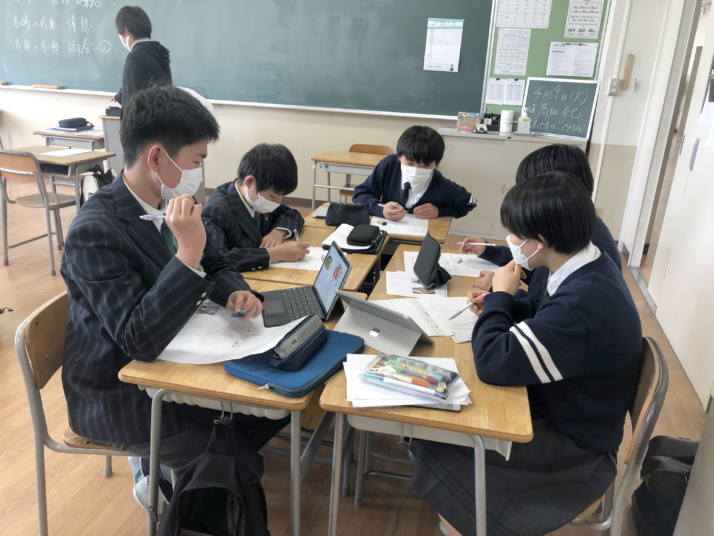 賢明学院中学校の中学の生徒が自己探究をするようす