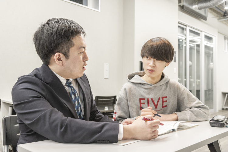 北嶺中・高等学校の寮で実施される寮教諭による個別指導風景