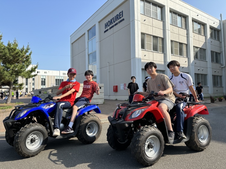 北嶺中・高等学校の生徒がバギーで遊ぶ様子