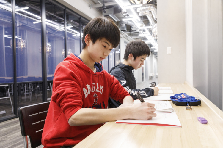 北嶺中・高等学校の高校生の自主勉強風景