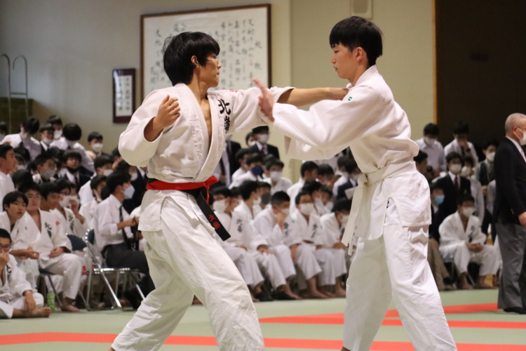 北嶺中・高等学校の生徒たちが柔道に取り組む風景