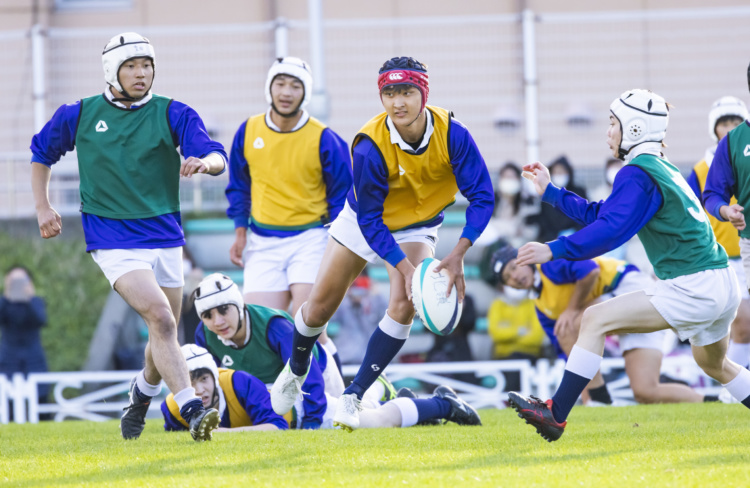 北嶺中・高等学校の生徒たちがラグビーをしている風景