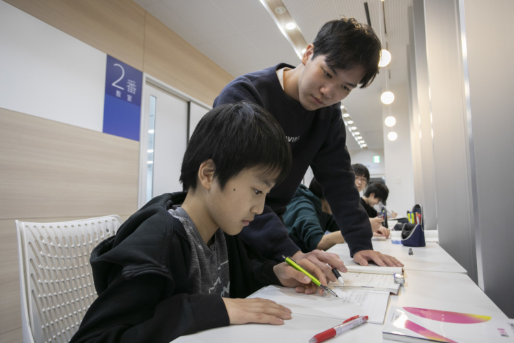 北嶺中・高等学校の寮で実施されるOBによる学習指導風景