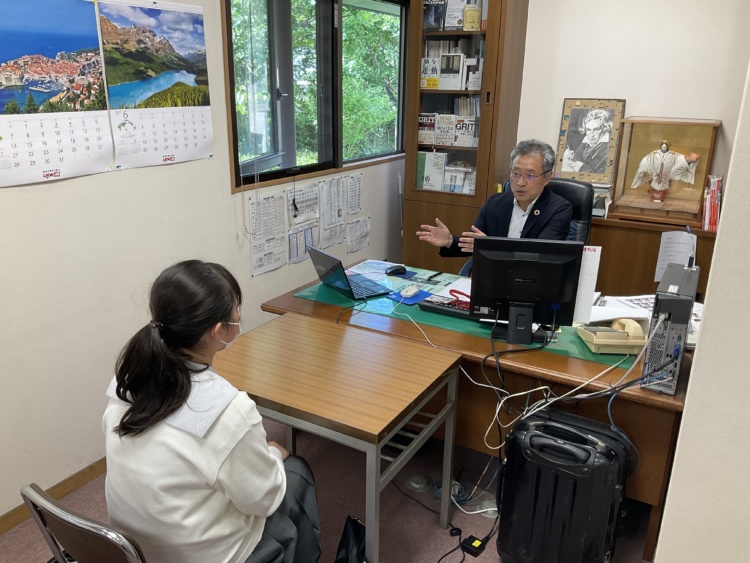 九州国際大学付属中学校の校長面談風景