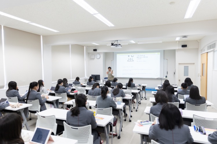 北鎌倉女子学園中学校高等学校のICTRoomで授業を受ける生徒たち