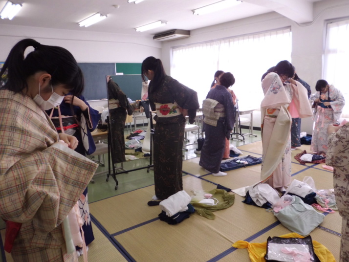 着物の着付けを学ぶ北豊島中学校・高等学校の生徒たち