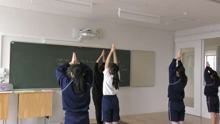 ヨガの講座を受ける北豊島中学校・高等学校の生徒たち