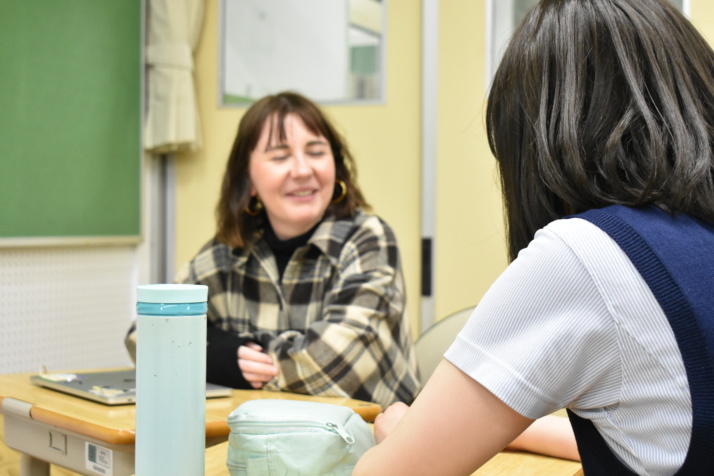 ネイティブの先生と和やかに過ごす北豊島中学校・高等学校の生徒