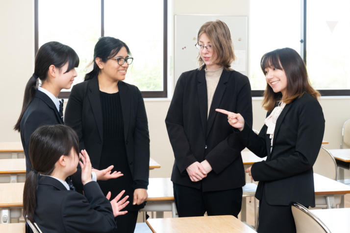 北豊島中学校・高等学校に在籍するネイティブの先生と生徒たち