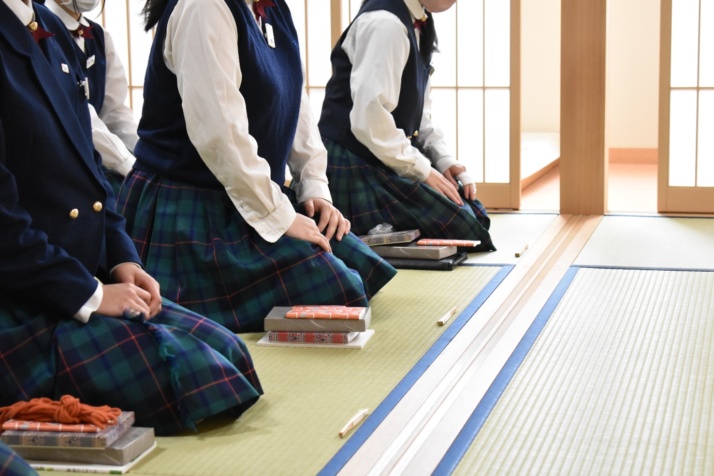 茶道のお稽古に励む北豊島中学校・高等学校の生徒たち