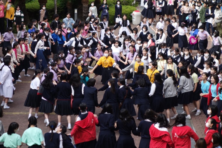 親和中学校・親和女子高等学校の高校3年性が文化祭でマイムマイムを踊る様子