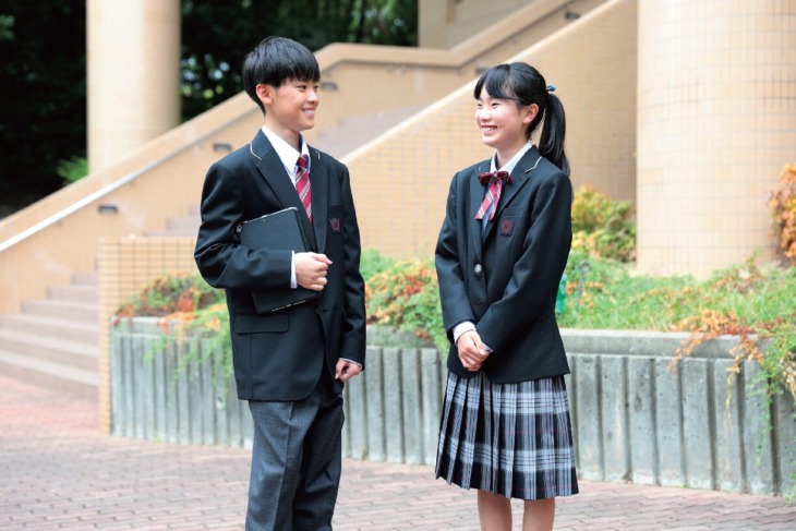 親和中学校・親和女子高等学校の新制服を着る男子生徒と女子生徒