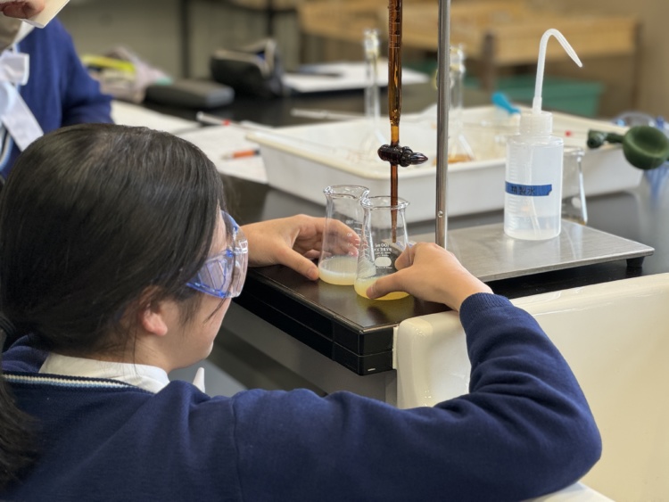 神戸海星女子学院中学校・高等学校の理科の実験