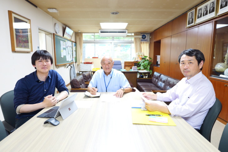 高知中学高等学校の田村校長、橋本教頭、秦泉寺先生