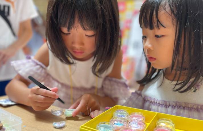 こども夢の商店街のお店屋さんの準備を行っている女の子たち