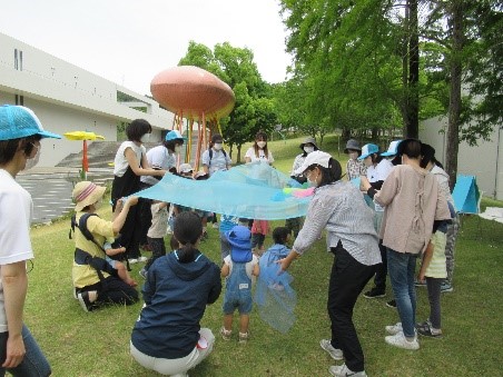 兵庫県立こどもの館の屋外イベント森の子育てひろばの様子