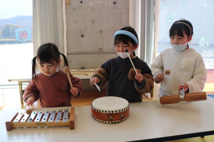 兵庫県立こどもの館の音楽スタジオで楽器を演奏する子どもたちの様子