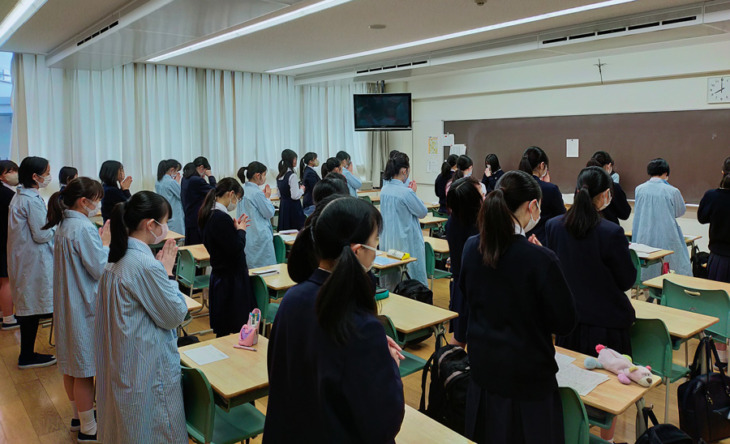 光塩女子学院中等科・高等科の生徒が朝のお祈りをするようす