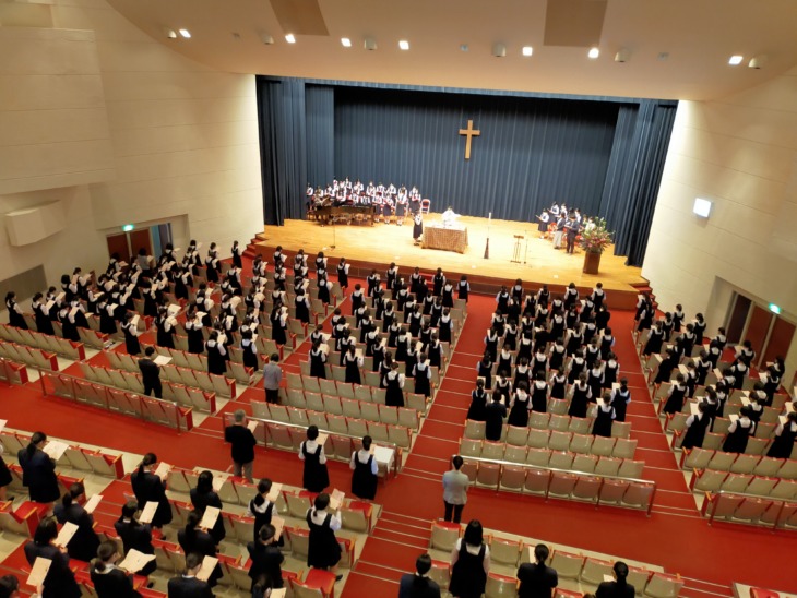 光塩女子学院中等科・高等科の生徒がメルセダリアンホールでミサに参加するようす