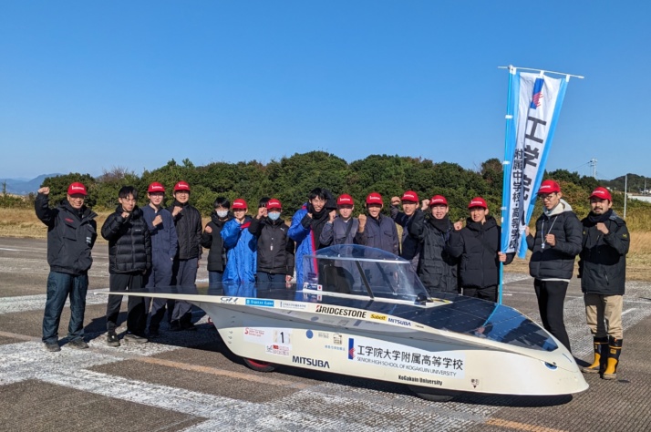 工学院大学附属中学校・高等学校の自動車部がカーレースに参加する様子