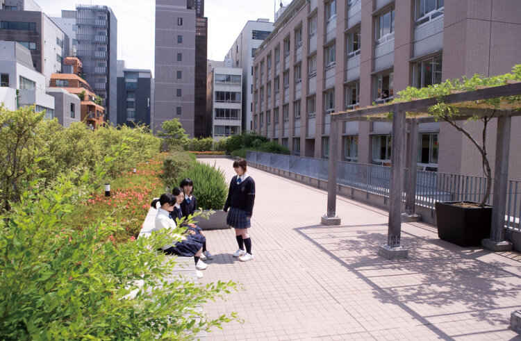 学園内にあるベンチで談笑する生徒