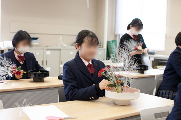 京都光華中学校・高等学校の伝統文化教育「華道」の様子