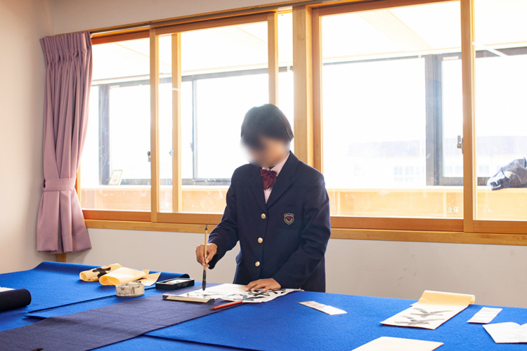 京都光華中学校・高等学校の伝統文化教育「書道」の様子