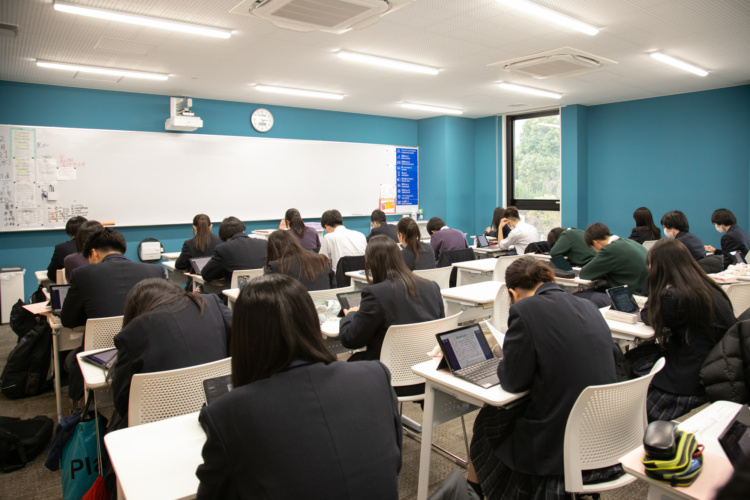 大阪国際中学校高等学校の教室内風景