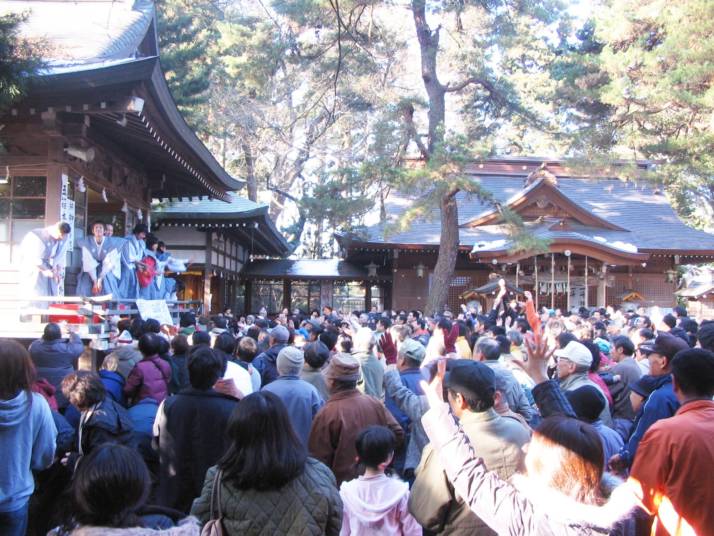 駒形神社の元旦福運付みかんまき