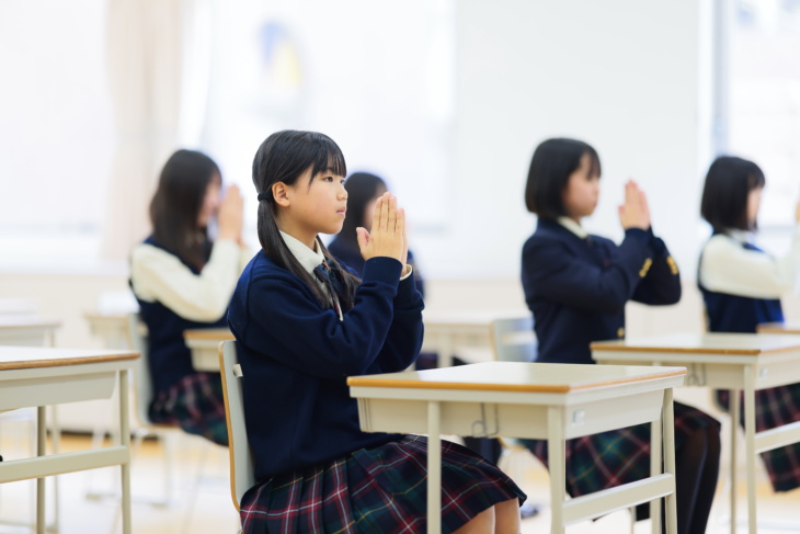 駒沢学園女子中学・高等学校の坐禅の様子