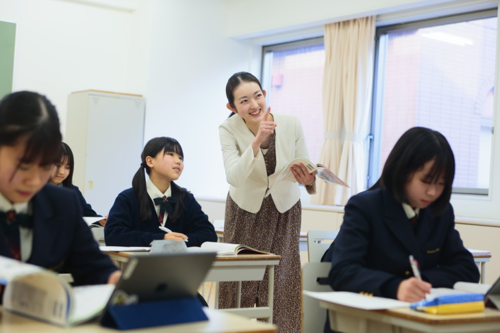 駒沢学園女子中学・高等学校の教室内の授業風景