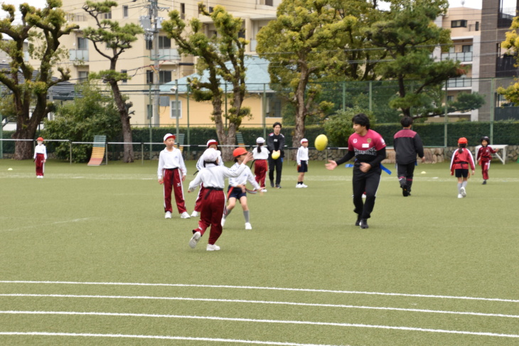 甲南小学校でのラグビーの指導風景