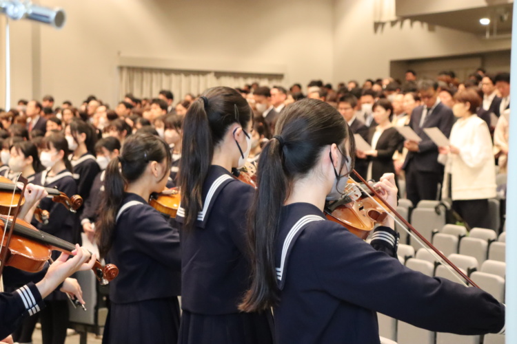 オーケストラ部が入学式で演奏する様子