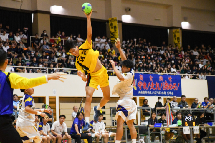 興南高等学校の男子ハンドボール部の試合の様子