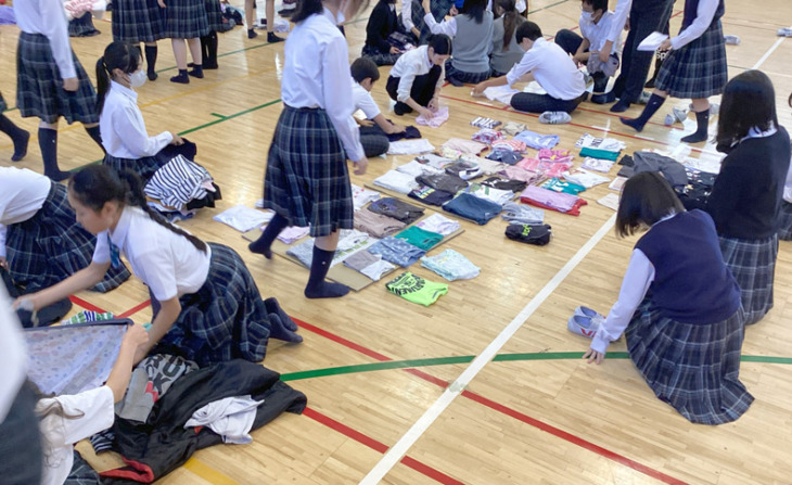 金光八尾中学校・高等学校の「服のチカラプロジェクト」の様子