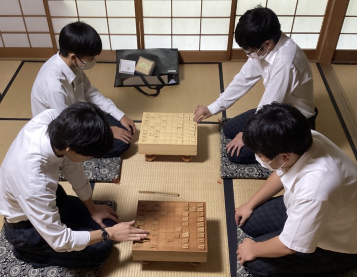 金光八尾中学校・高等学校の将棋部の様子