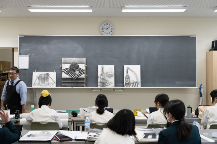 国府台女子学院中学部・高等部の美術・デザインコースの授業風景