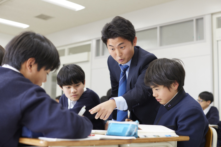 佼成学園中学校・高等学校の生徒が授業で教員の指導を受けるようす