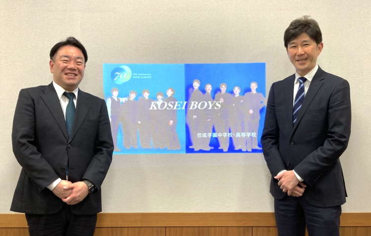 佼成学園中学校・高等学校の南井先生と小林先生が並んで立つようす