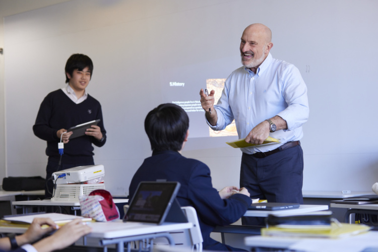 佼成学園中学校・高等学校が外国人教師による授業を受けるようす