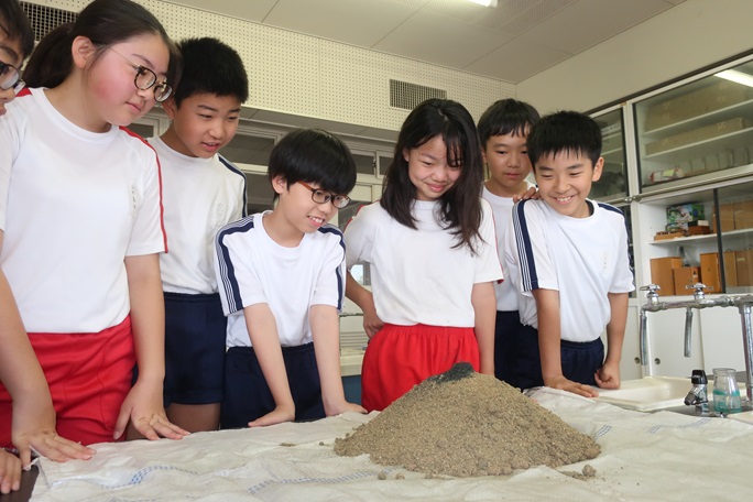 甲子園学院小学校の理科の実験の様子