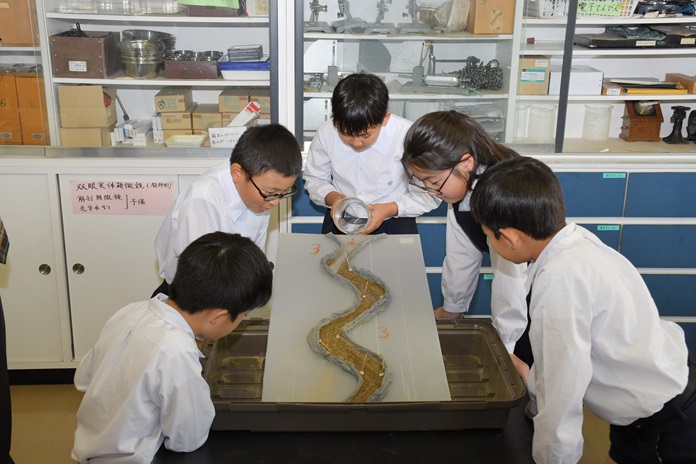 甲子園学院小学校の理科の実験の様子