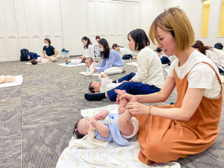 福岡県北九州市の元気のもりでのベビーマッサージ教室の様子