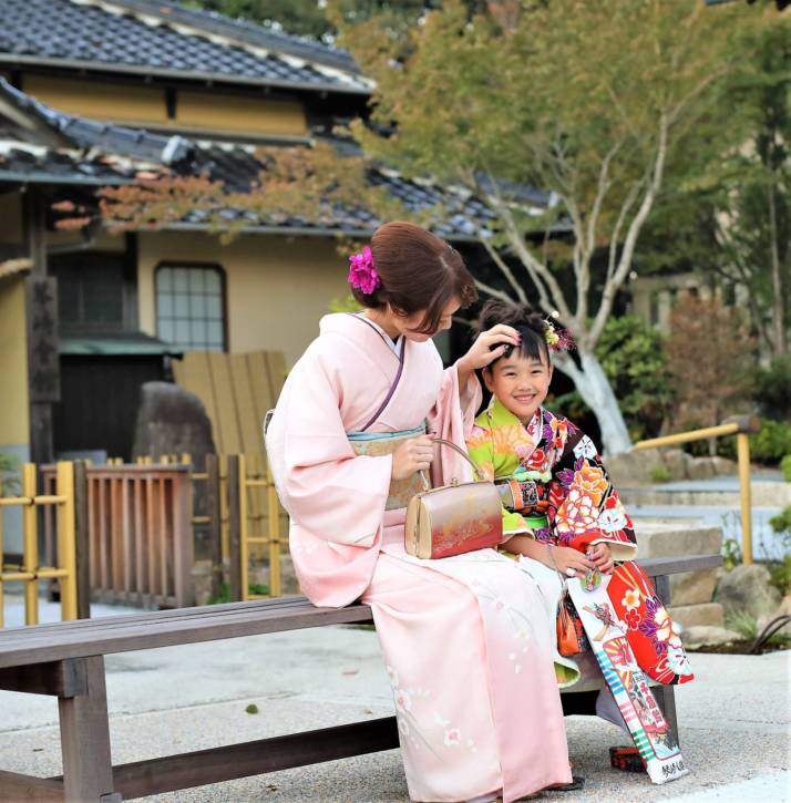 琴崎八幡宮に七五三詣している母娘